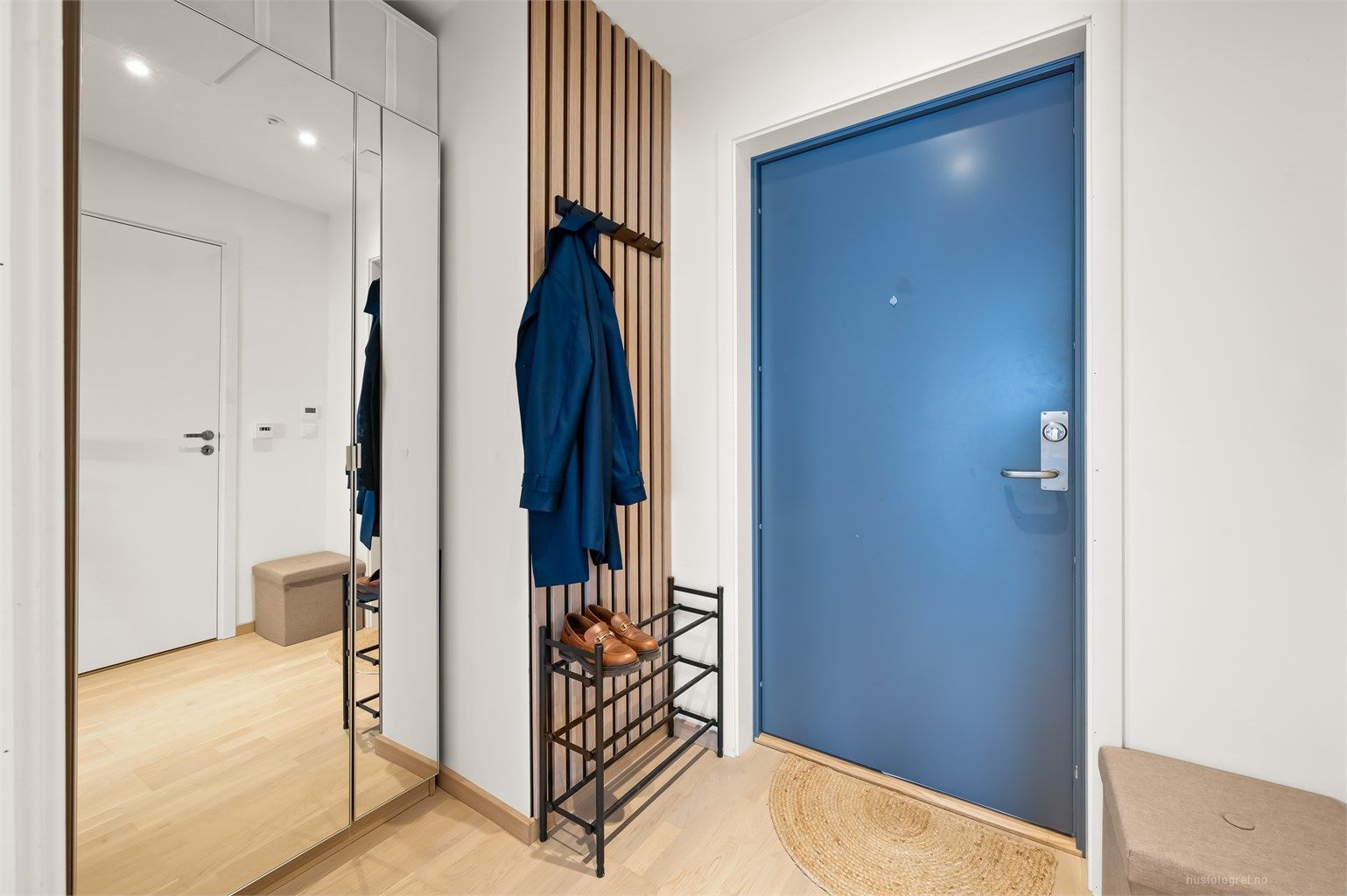 Velkommen inn, romslig entré med god plass til å henge fra seg yttertøy 