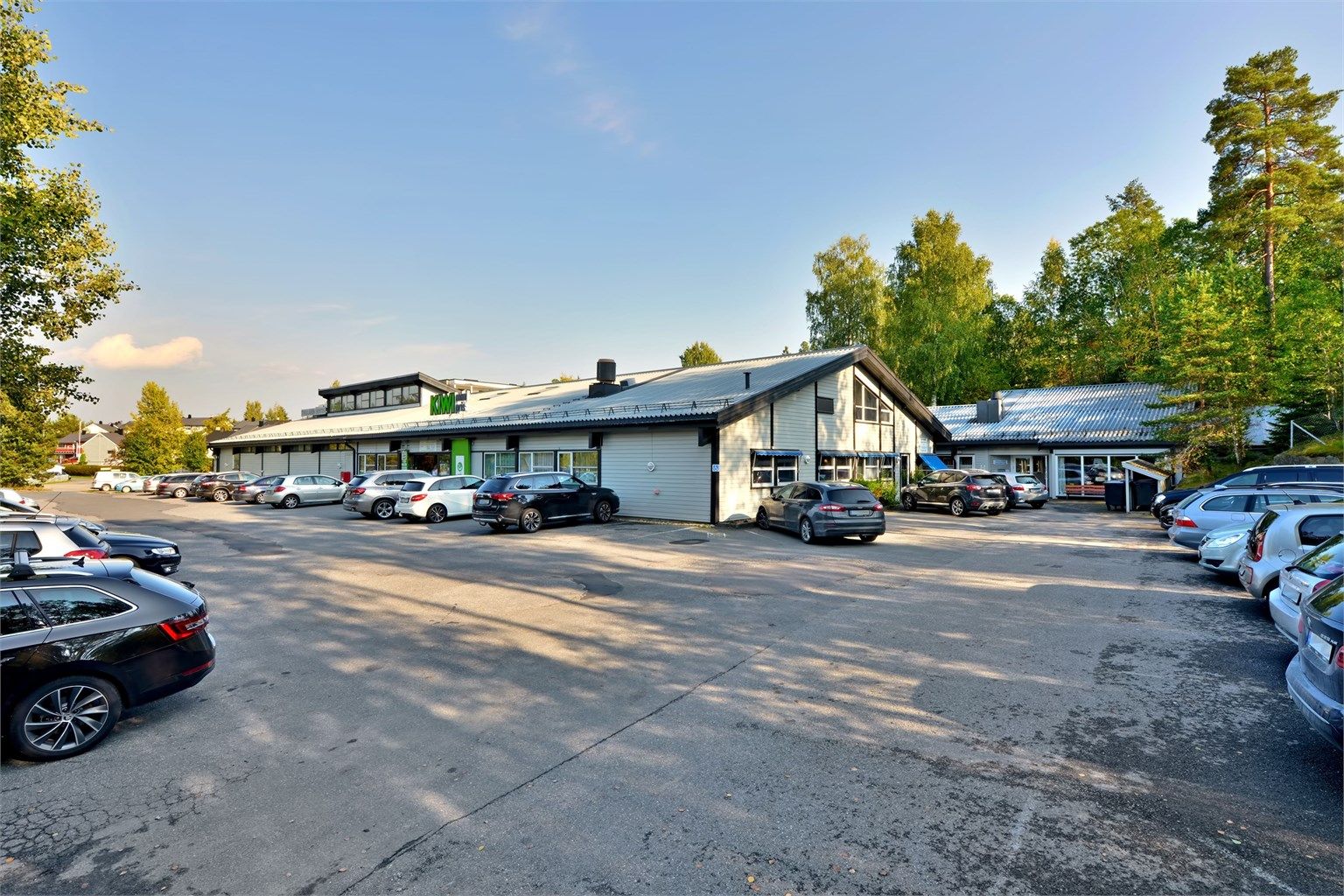 Trollåsen senter med blant annet Kiwi matbutikk (åpen kl. 8 - 22 alle dager unntatt søndag), frisør, legekontor og fysioterapeut