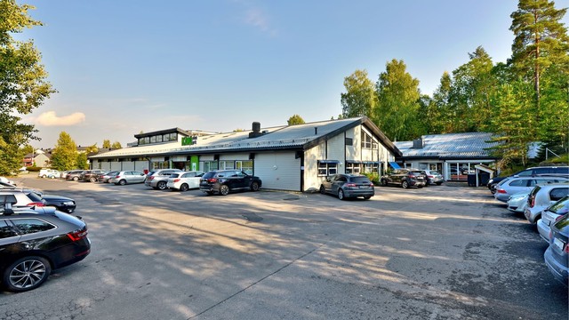 Trollåsen senter med blant annet Kiwi matbutikk (åpen kl. 8 - 22 alle dager unntatt søndag), frisør, legekontor og fysioterapeut