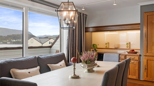 Spiseplassen på kjøkkenet har store vindusflater med utsikt mot fjorden.