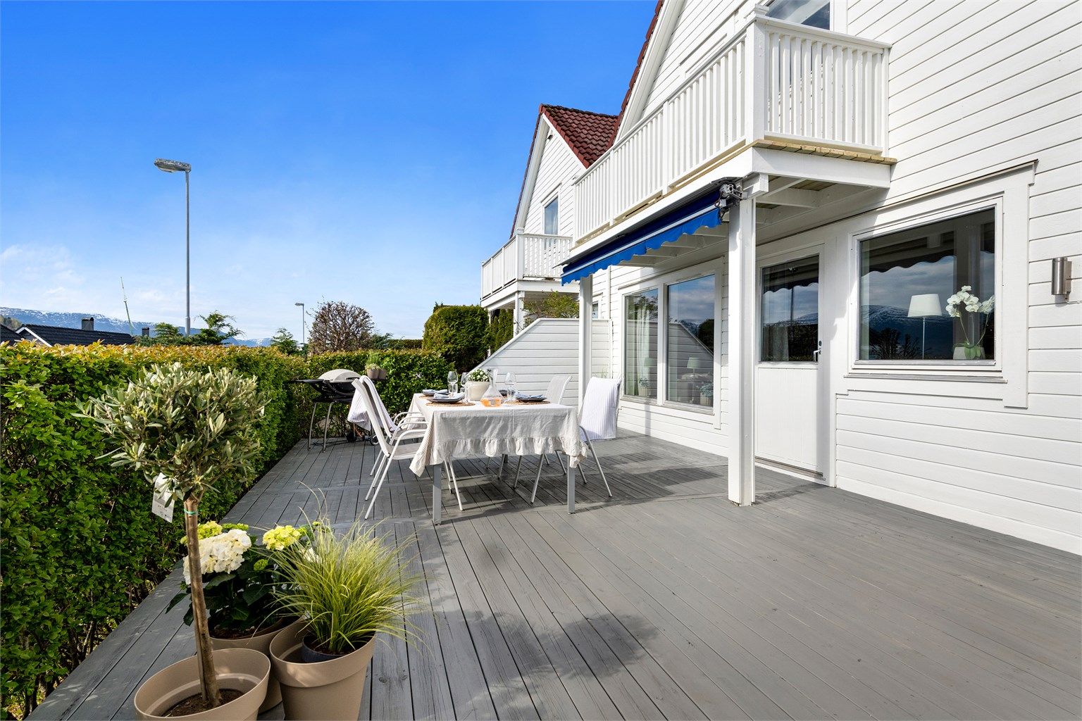 Den store markterrassen på 36 m² er delvis overbygget og har god plass til utemøbler. Det er montert markise over store deler av terrassen som gir ly for regn eller sol og varme