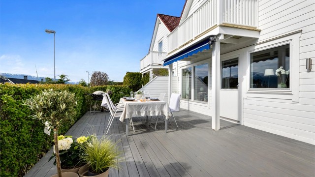 Den store markterrassen på 36 m² er delvis overbygget og har god plass til utemøbler. Det er montert markise over store deler av terrassen som gir ly for regn eller sol og varme