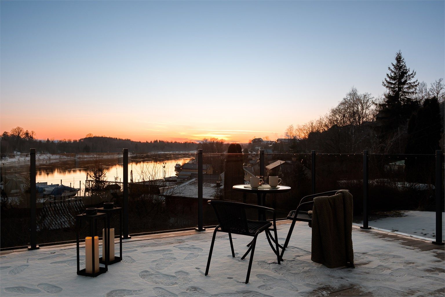 Ute som inne sees vid utsikt til landskapet rundt elven som skifter i takt med årstidene.