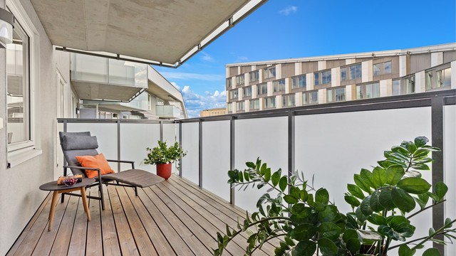 I tillegg har leiligheten en sørvendt balkong på 10 m² med utgang fra stuen.