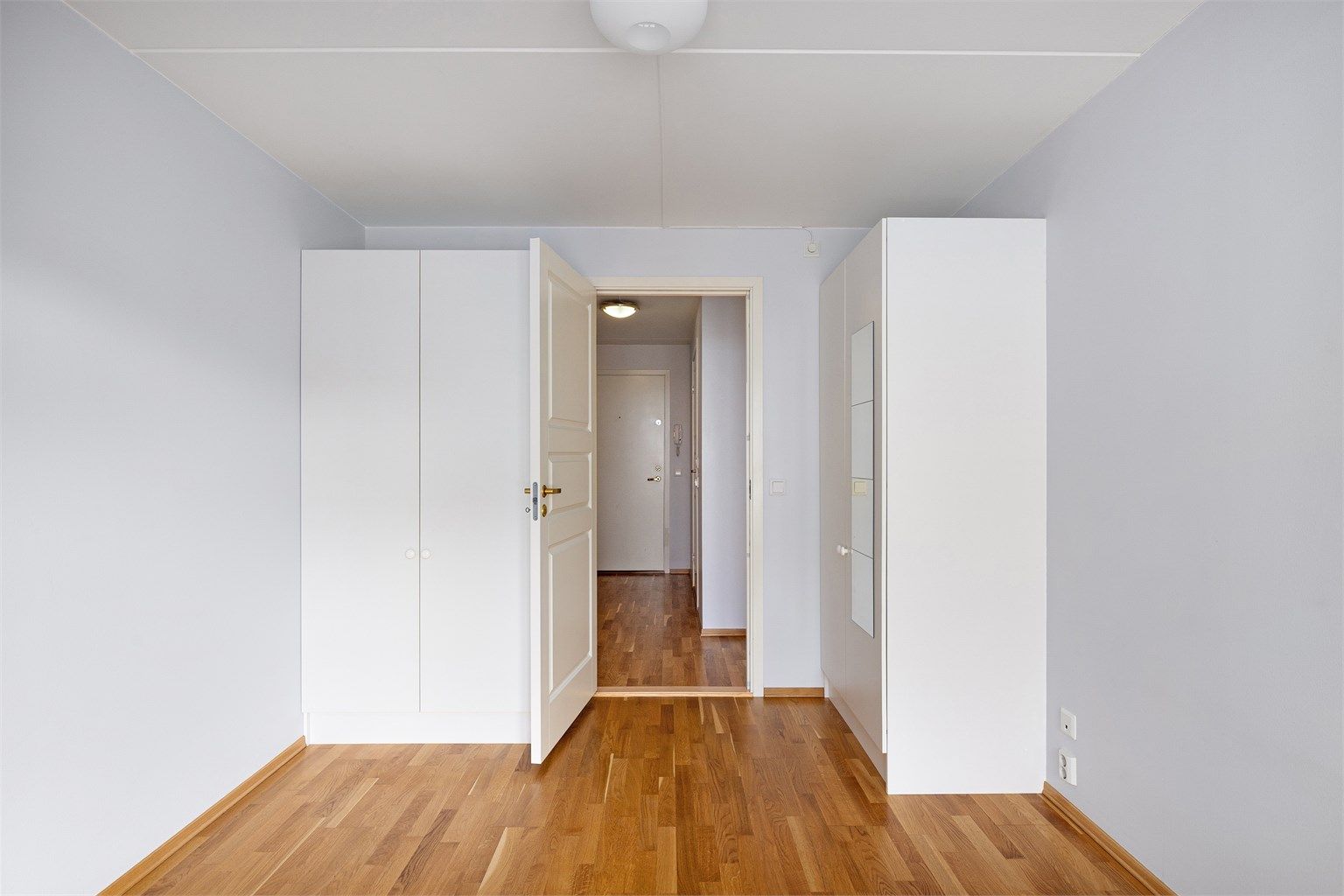 Det er rikelig med oppbevaringsplass. Begge garderobeskapene medfølger.