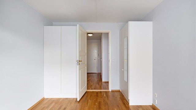 Det er rikelig med oppbevaringsplass. Begge garderobeskapene medfølger.