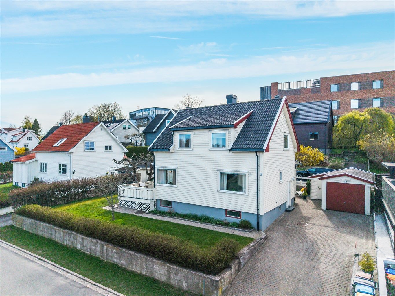 Enebolig fra 1936 har en frittliggende garasje og parkering på egen gårdsplass.