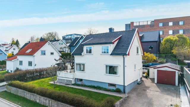 Enebolig fra 1936 har en frittliggende garasje og parkering på egen gårdsplass.