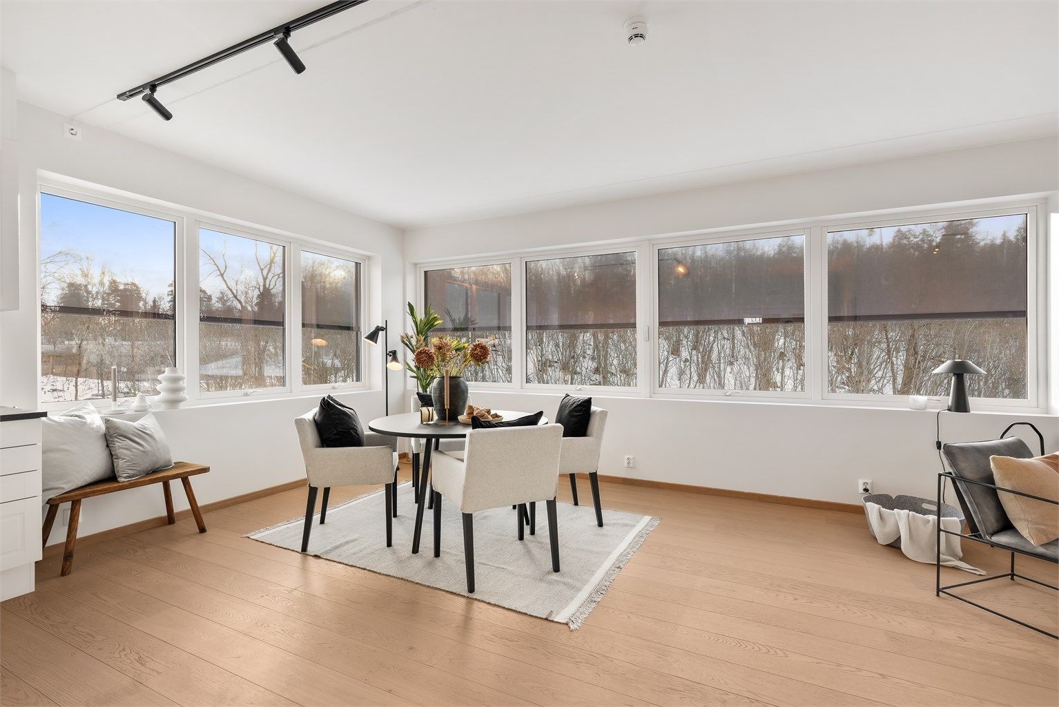 Den åpne løsningen mellom stue, spisestue og kjøkken skaper en sosial atmosfære når man er med venner og familie.