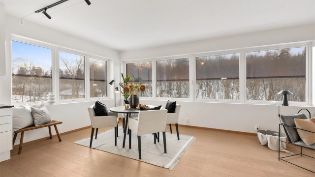 Den åpne løsningen mellom stue, spisestue og kjøkken skaper en sosial atmosfære når man er med venner og familie.