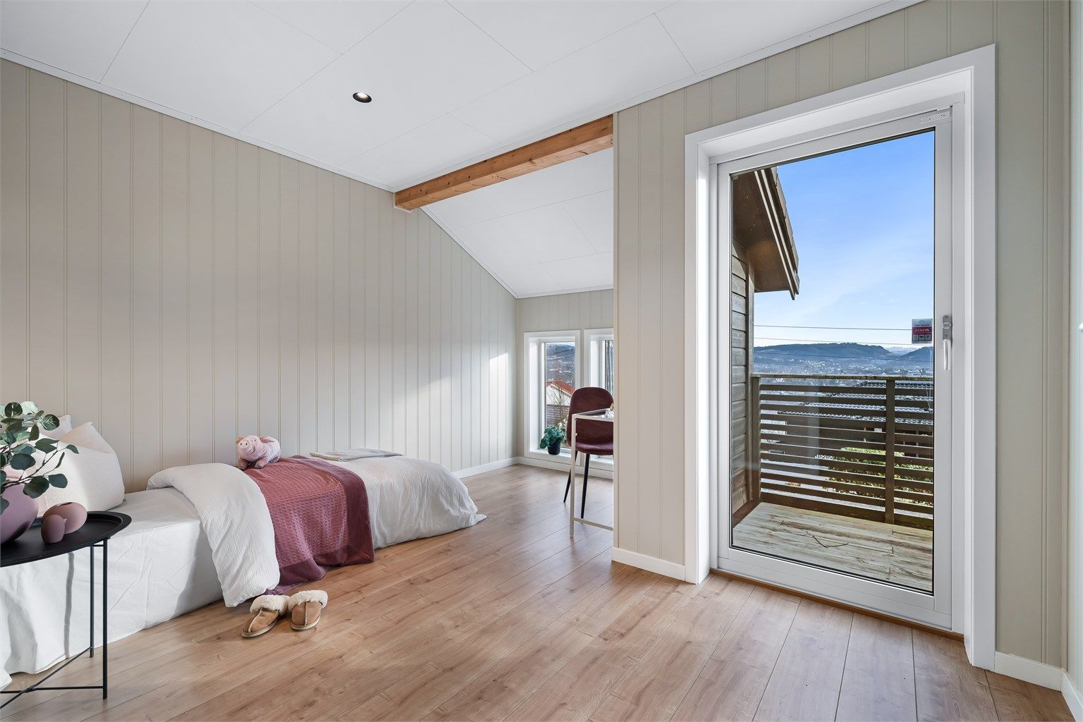 Soverom 2 med dør ut til terrassen