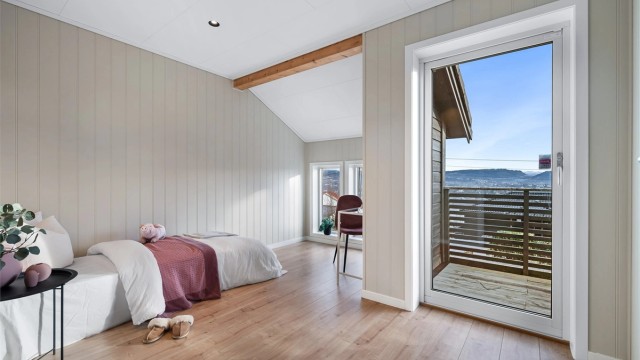 Soverom 2 med dør ut til terrassen