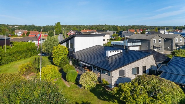 Velkommen til Solfridveien 1b! Boligen ligger idyllisk og fredelig til i et hyggelig boligområde på Skallevold i Tønsberg kommune.