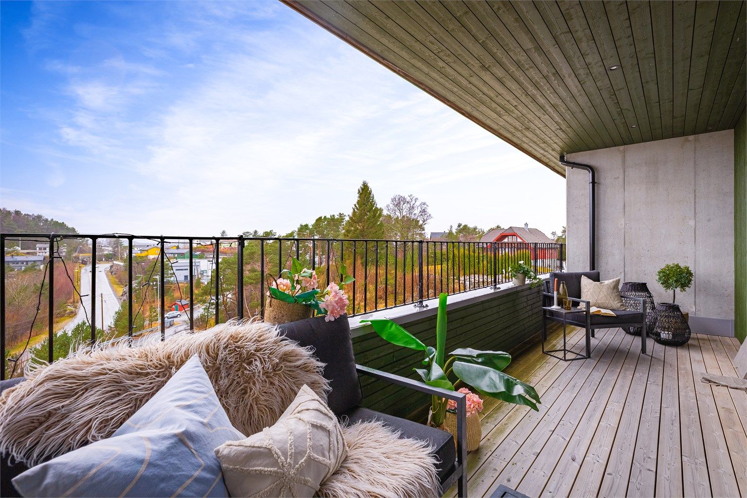 - Overbygget altan på hele 14 kvm, vendt mot sørvest med utsikt over bl.a Vatlestraumen - 