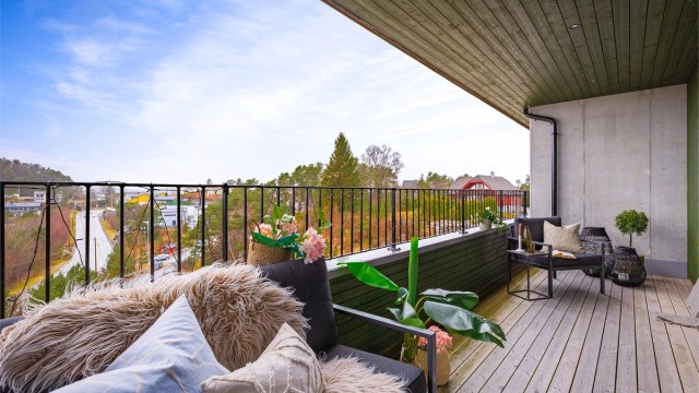 - Overbygget altan på hele 14 kvm, vendt mot sørvest med utsikt over bl.a Vatlestraumen -