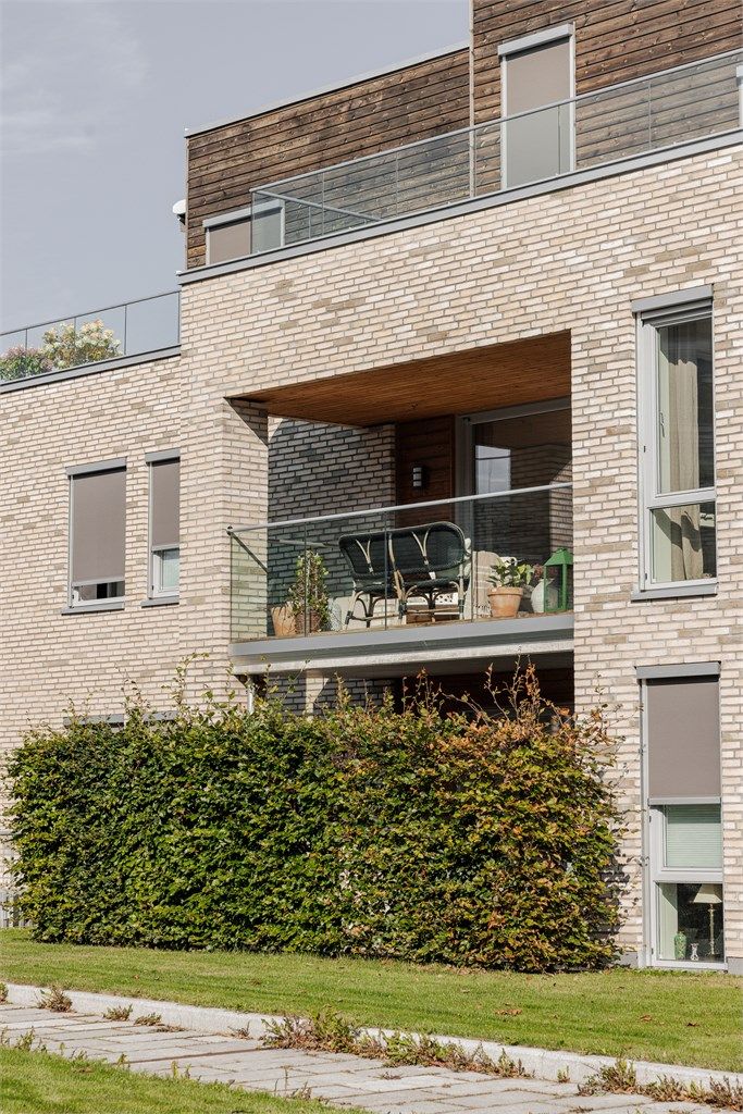 Leiligheten har en skjermet og tilbaketrukket beliggenhet i nyere bygg fra 2018. 