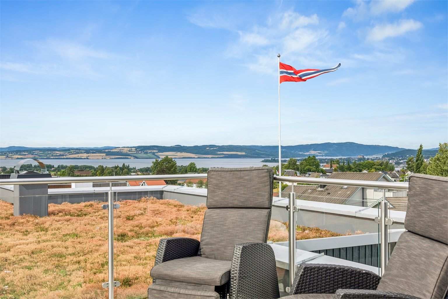 Unik takterrasse med fantastisk utsikt mot omkringliggende områder og Mjøsa. 