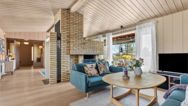 Stue med god plass til sittegruppe og TV-område. Delvis åpen løsning mot spisestuen.