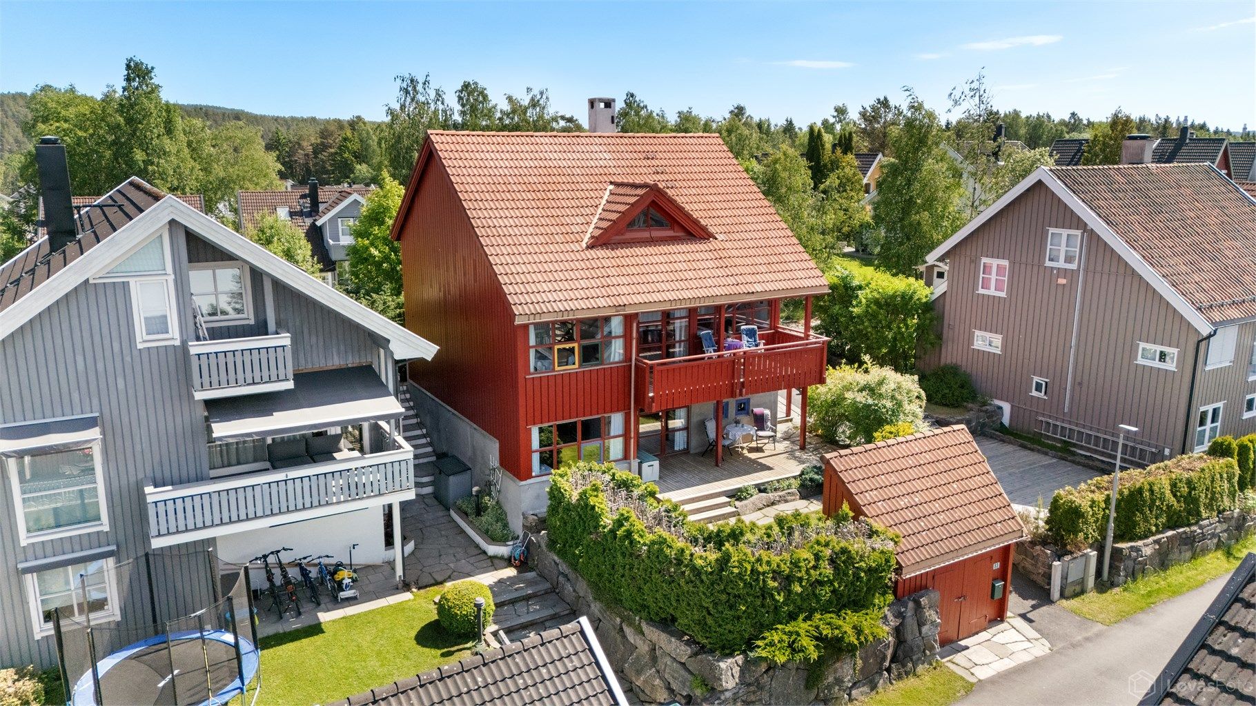 Boligen har en karakteristisk arkitektur som skiller seg ut i nabolaget.
