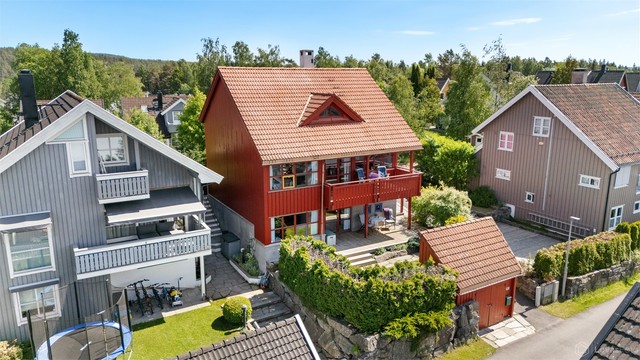 Boligen har en karakteristisk arkitektur som skiller seg ut i nabolaget.