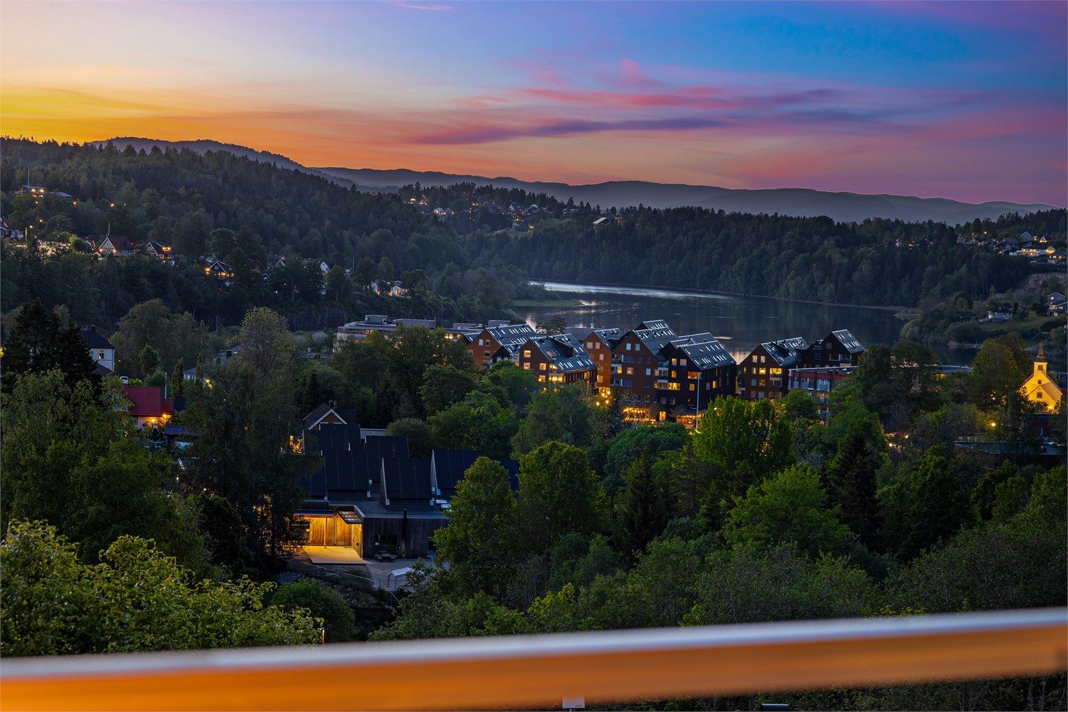 Her får du et moderne enderekkehus med koselig og solrik takterrasse med flott utsikt og svært gode solforhold. Foto: Trond Reder