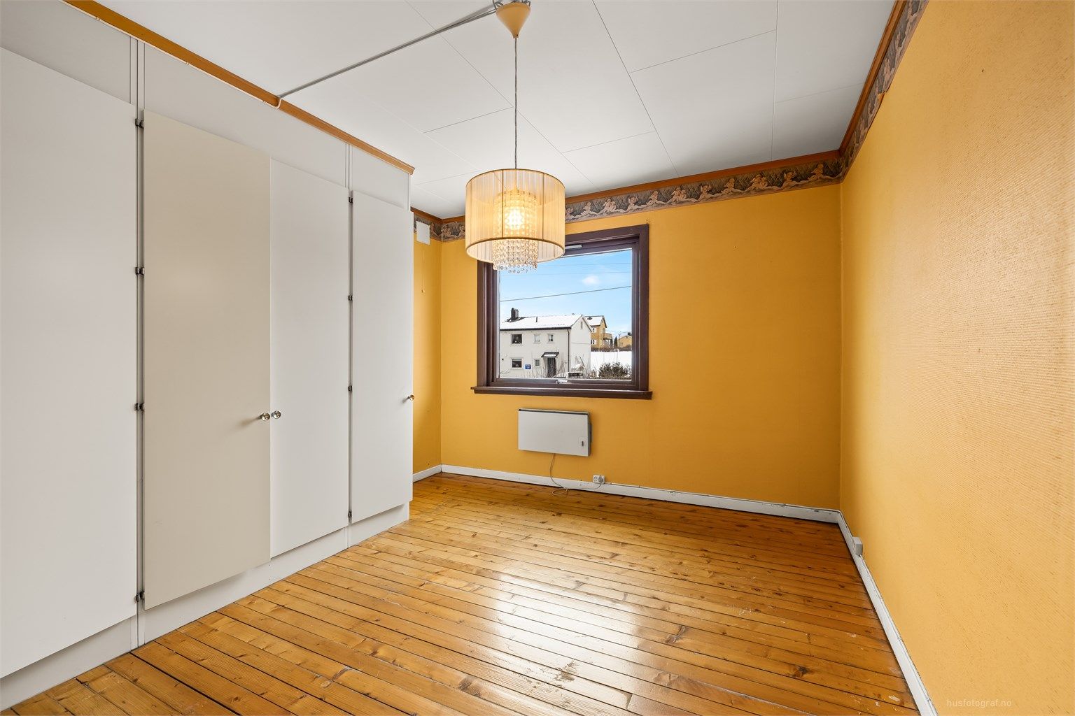 Ett av soverommene har en romslig plassbygd garderobeløsning med god lagringsplass.