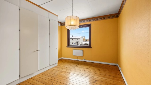 Ett av soverommene har en romslig plassbygd garderobeløsning med god lagringsplass.