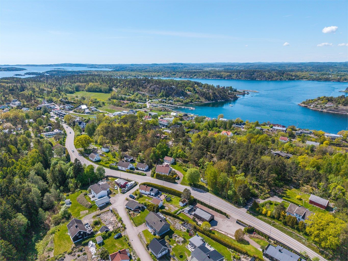  Området er godt likt blant barnefamilier og for deg som pendler til byen har eiendommen en perfekt beliggenhet nord på øya. 
