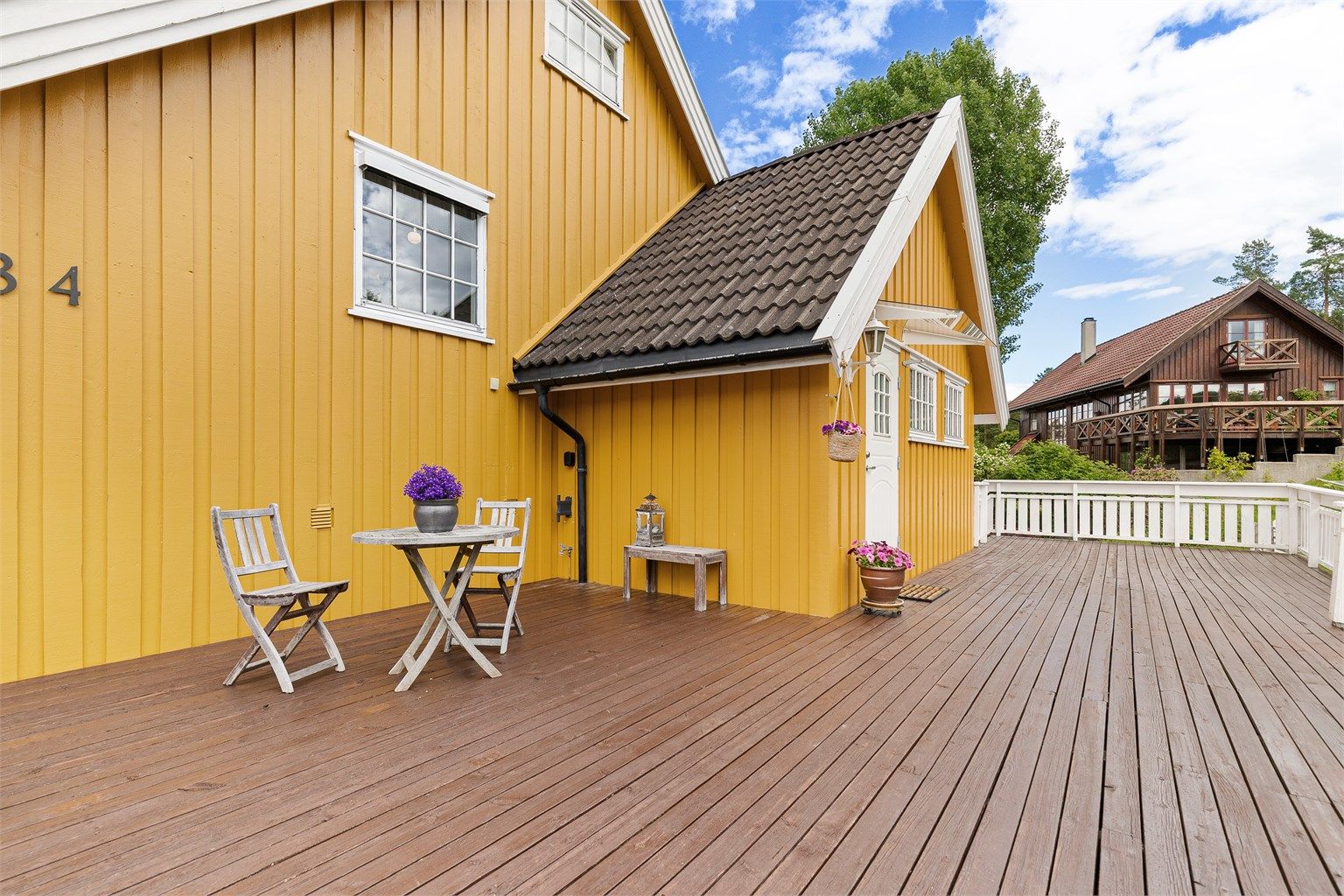 Stor terrasse ved inngangspartiet 