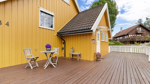 Stor terrasse ved inngangspartiet