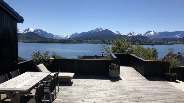 Stor terrasse med flott utsikt mot sør
(Foto: Selgers egne bilder)