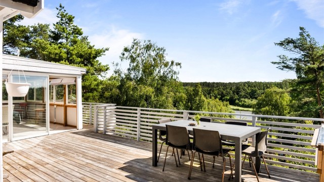 På terrassen sees gløtt av sjøen innerst i Ødegårdskilen.