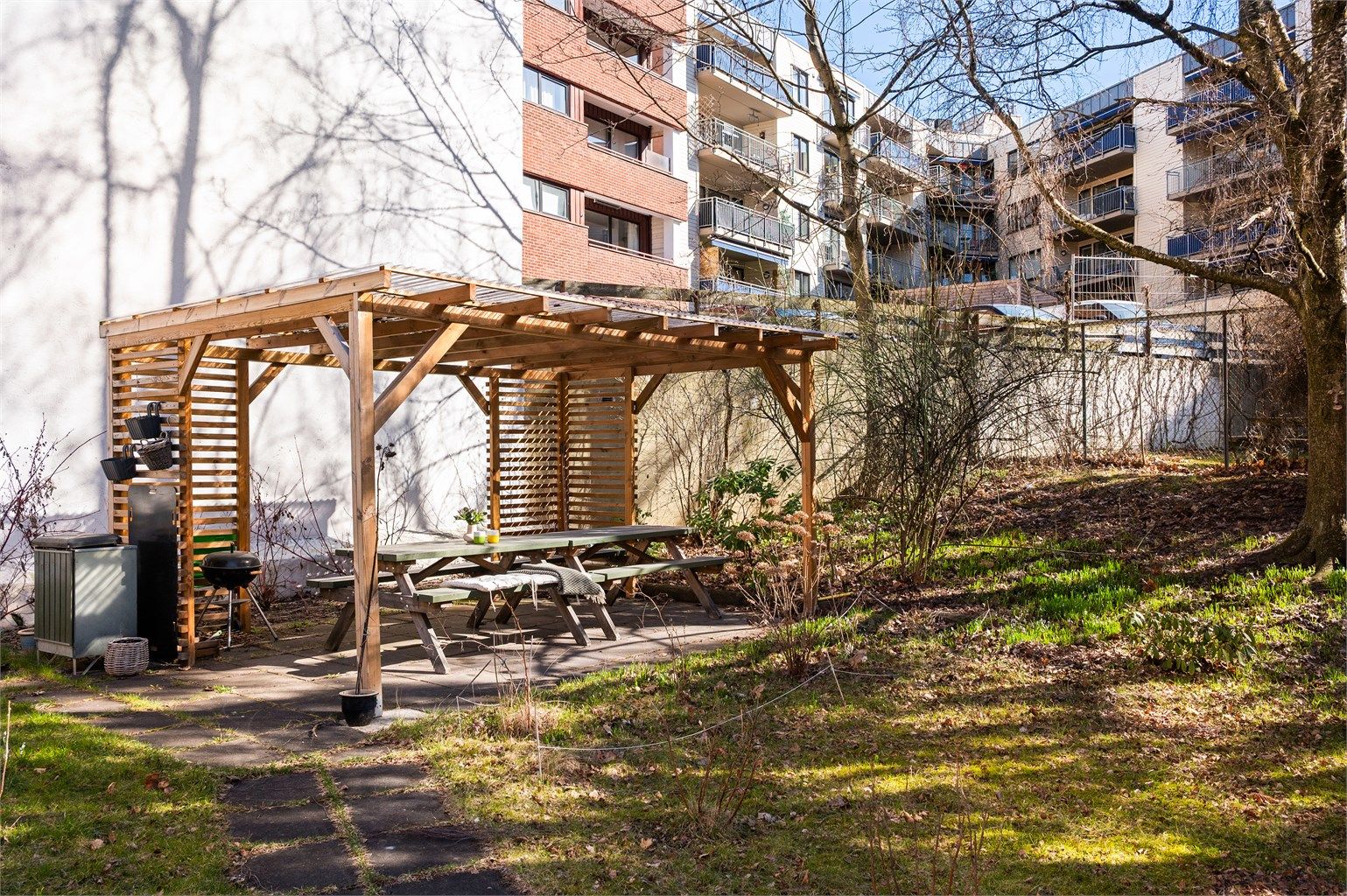 Borettslaget har store fellesområder i bakgården som kan benyttes av beboerne.