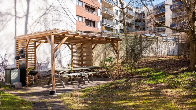 Borettslaget har store fellesområder i bakgården som kan benyttes av beboerne.