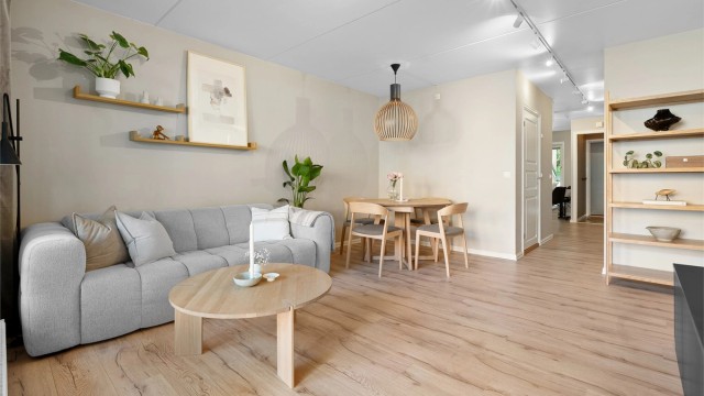 Leiligheten har blant annet varmtvann og fyring inkl, kabel-tv og internett inkl samt rikelig med lagringsplass i utebod rett ved inngangspartiet.