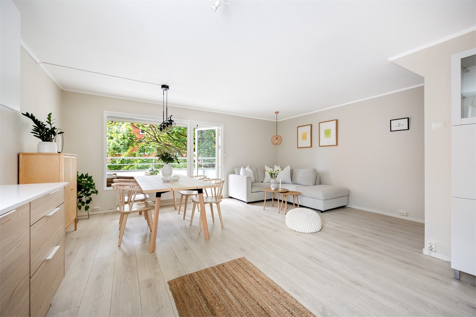 Leiligheten har en lys og romslig stue med store vindusflater og gode lysforhold.