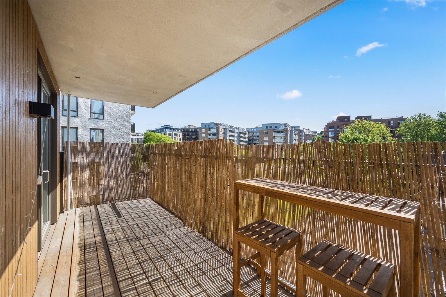 Leiligheten har to private uteplasser, og ligger sentralt på Ensjø med T-banestasjonen kun få minutters gange unna. Foto: Martine Eren v/Martine Eren studio
