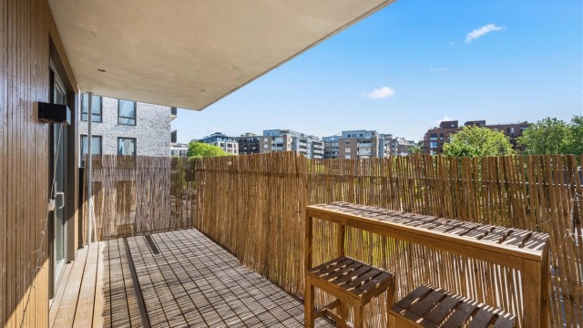 Leiligheten har to private uteplasser, og ligger sentralt på Ensjø med T-banestasjonen kun få minutters gange unna. Foto: Martine Eren v/Martine Eren studio