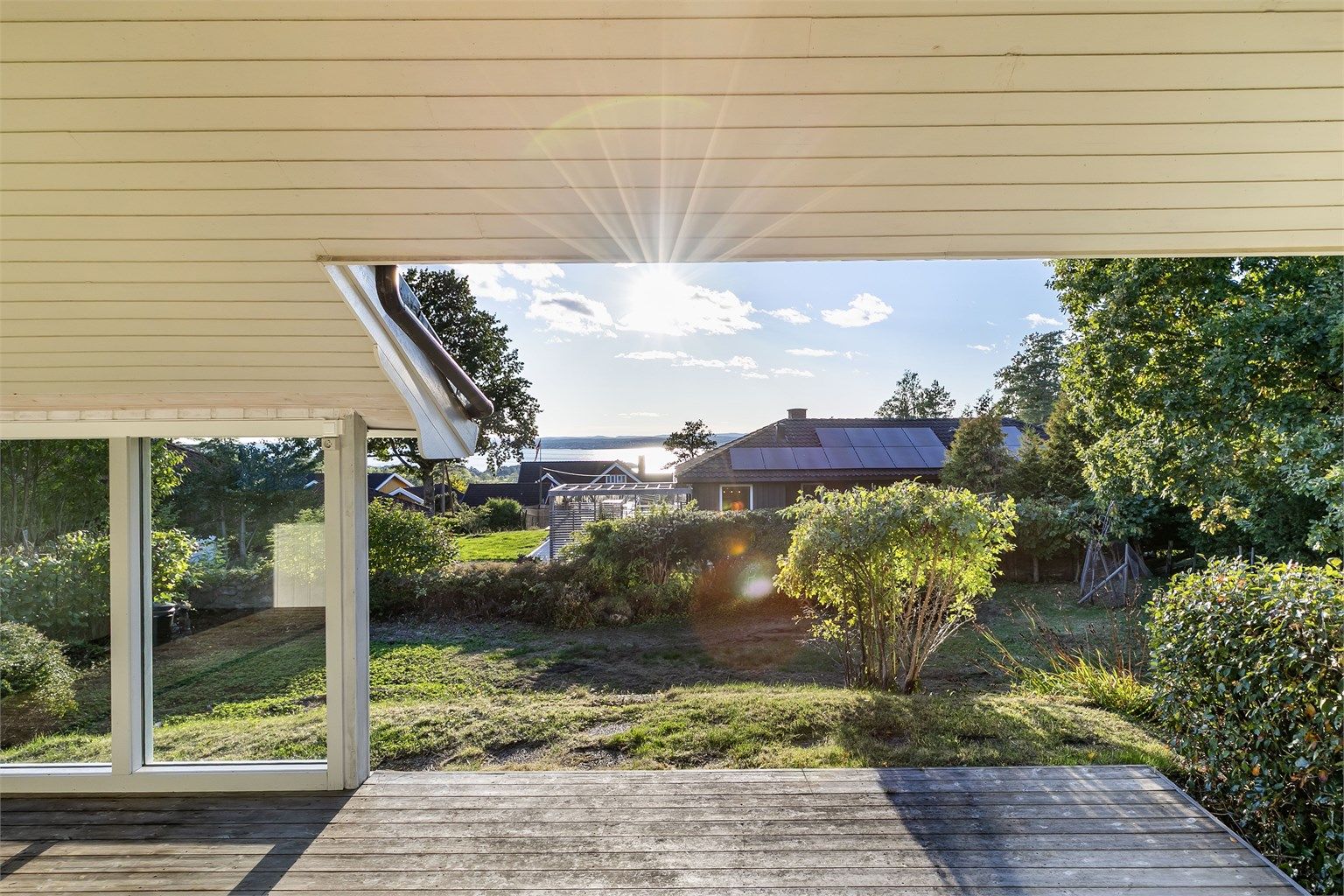 Ettermiddagssolen varmer på terrassen også utover høsten. Bildet er tatt i siste halvdel av september.