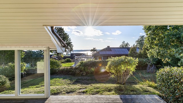Ettermiddagssolen varmer på terrassen også utover høsten. Bildet er tatt i siste halvdel av september.
