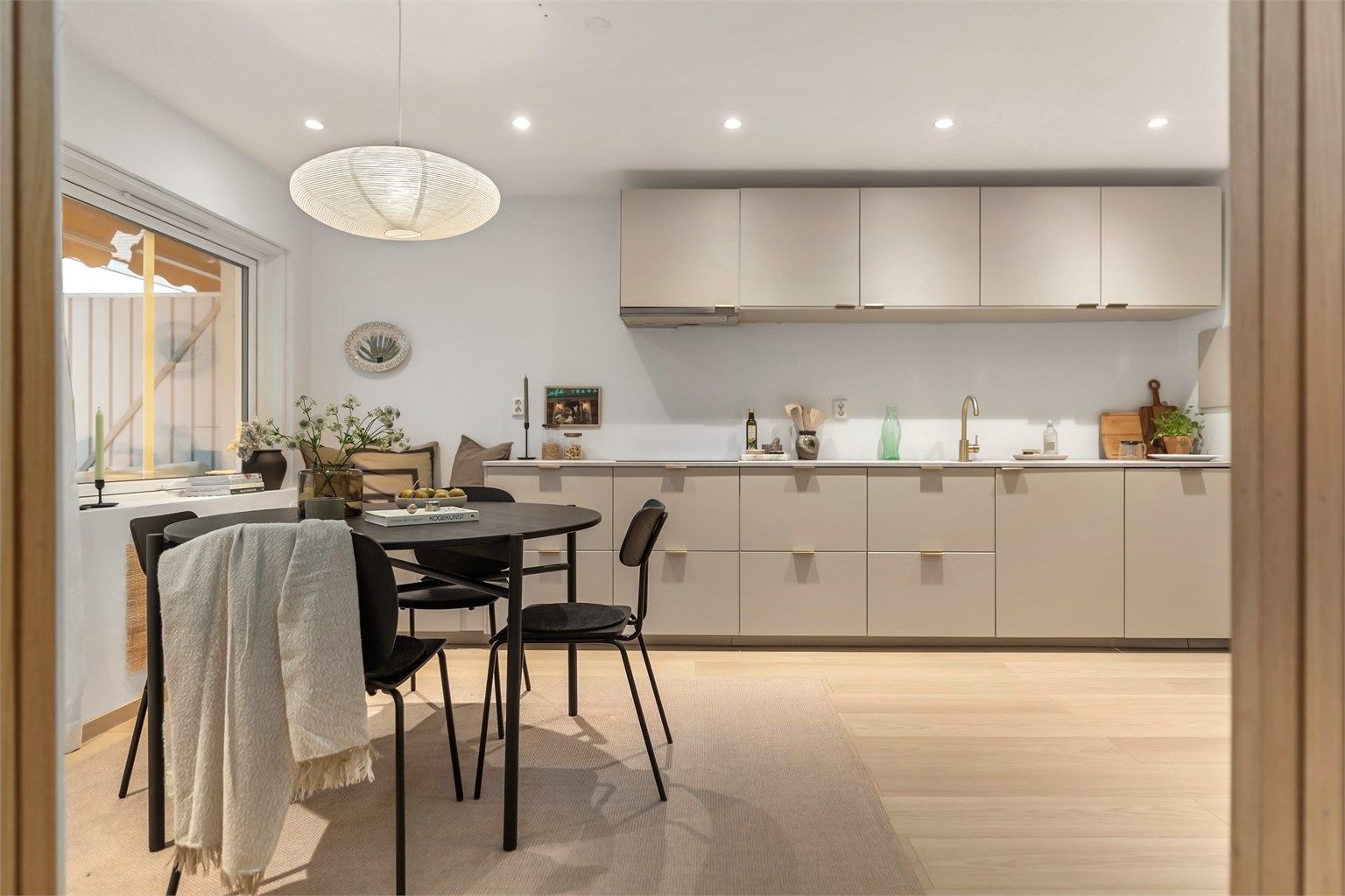 Eiendomsmegler Krogsveen avd. Årvoll v/ Hanne Pettersen har gleden av å ønske velkommen til denne nydelige leiligheten med flott beliggenhet