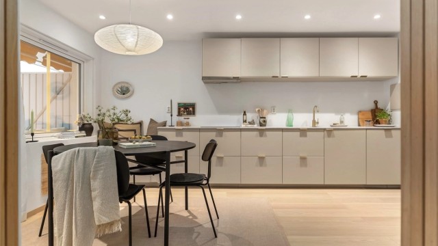 Eiendomsmegler Krogsveen avd. Årvoll v/ Hanne Pettersen har gleden av å ønske velkommen til denne nydelige leiligheten med flott beliggenhet