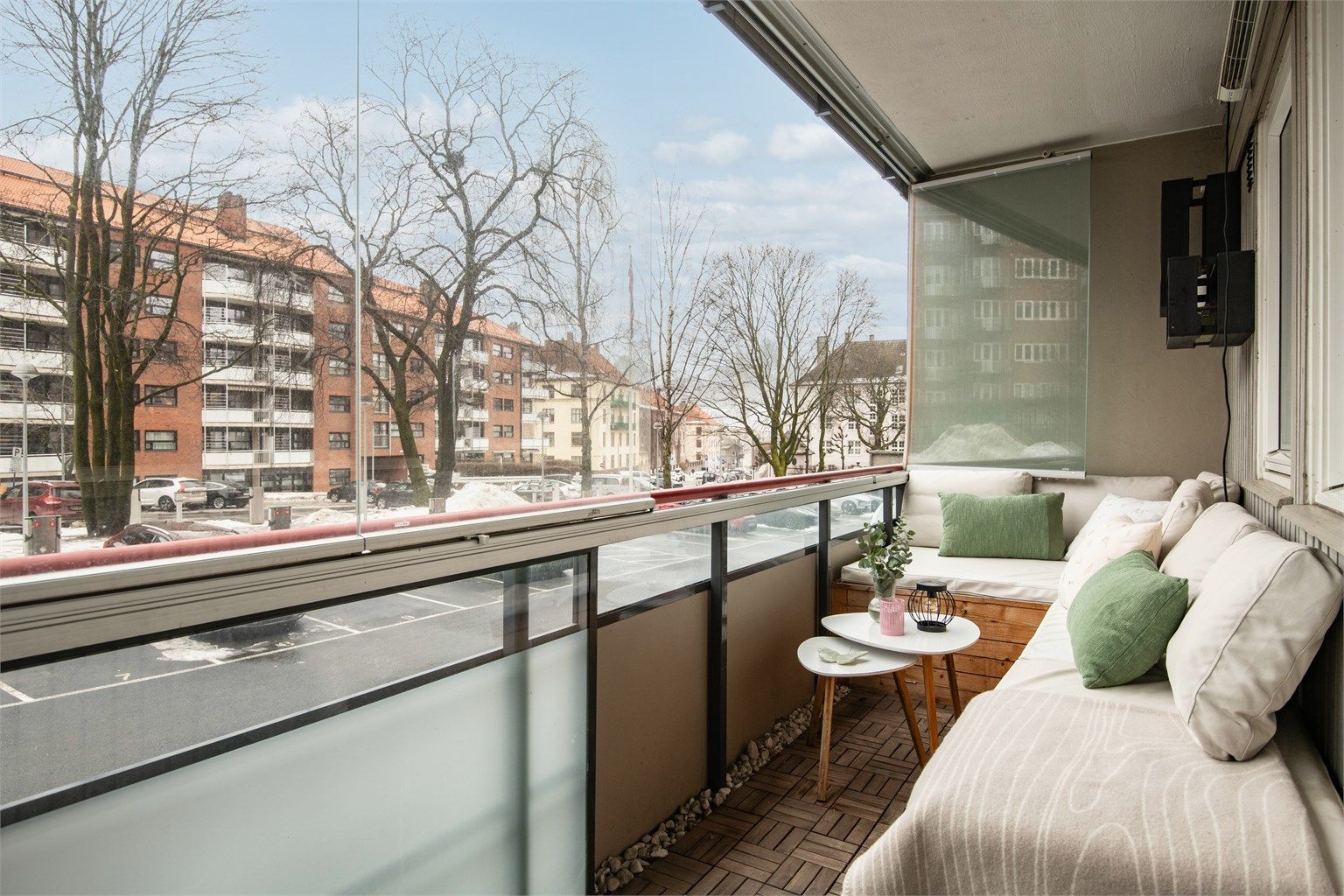 Fra leilighetens stue har man adkomst til en sørøstvendt balkong på hele 9 kvm.