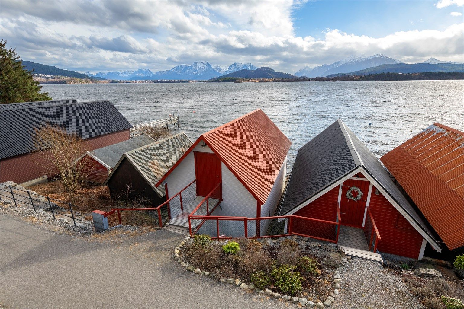 Dronebilde tatt fra nord mot syd