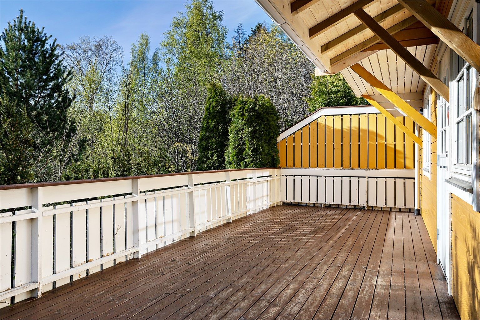 Hyggelig inngangsparti fra terrasse på cirka 26 kvm. Gode solforhold.