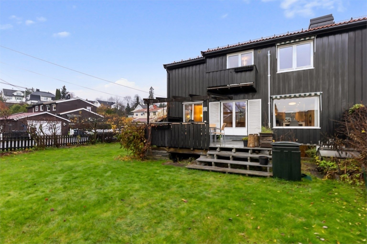 Meget romslig og innholdsrik vertikaldelt tomannsbolig med sentral beliggenhet