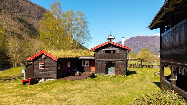 Stabburet er en av de fire bygningene på tunet, og fungerer som en selvstendig boenhet med egen terrasse.