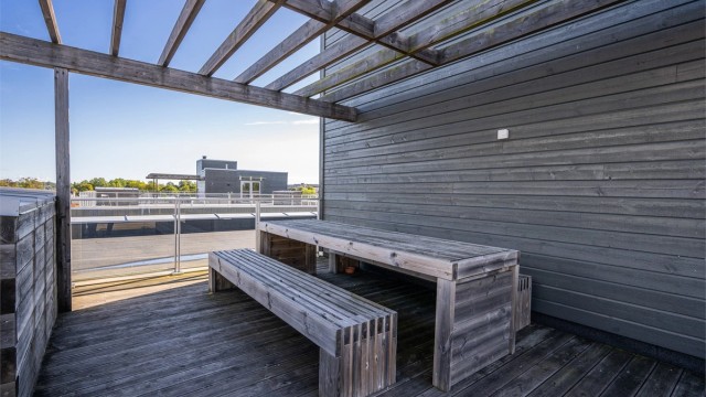 Skjermet sittegruppe under pergola på takterrassen.
