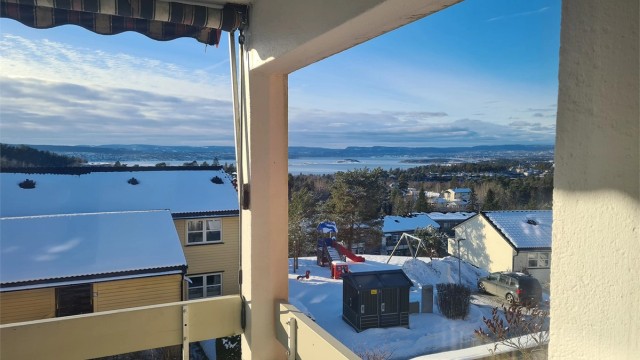 Velkommen til Asperudåsen 46! Flott beliggende leilighet med fantastisk utsikt over Oslofjorden/Bunnefjorden, Nesodden, Oslo, m.m.