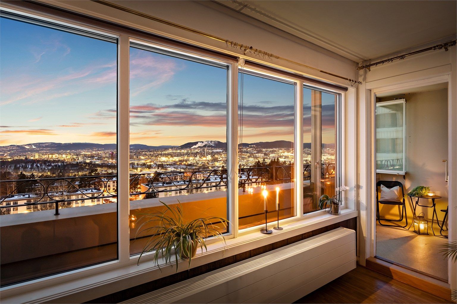 Leiligheten holder en god standard ligger fint plassert i byggets 10. etg. Sol fra formiddag til solnedgang og en særdeles flott utsikt